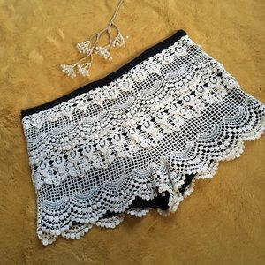 MIMI CHICA Cream Lace Shorts